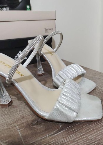 Zara Beyaz Parlak Stiletto Topuklu Abiye Ayakkabı