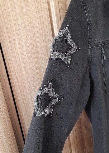 Uzun Siyah Nakışlı Denim Ceket - Görsel 3