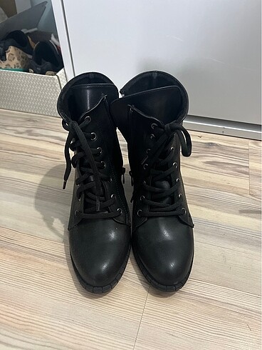 1 kere giyildi kadın bot 37 numara