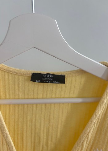 Bershka Bershka Sarı Düğmeli Nakışlı Kısa Kollu Bluz