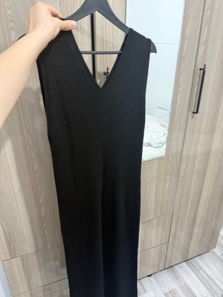 Siyah Piliseli V Yaka Midi Elbise triko - Görsel 2