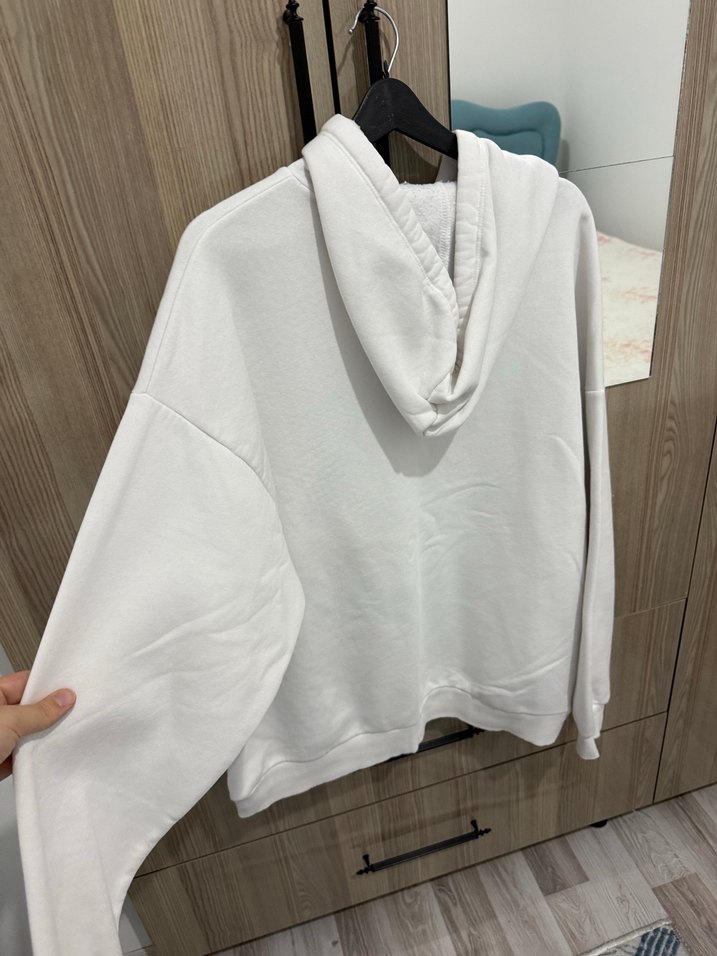 Beyaz Kapüşonlu Mavi Baskılı Sweatshirt - Görsel 3