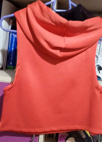 Kırmızı Kapüşonlu Kolsuz Spor Üst - Görsel 2