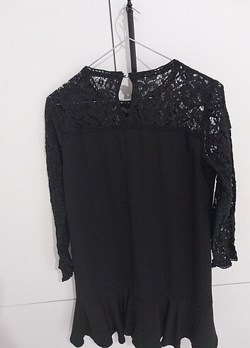 Siyah dantel detayli şık elbise