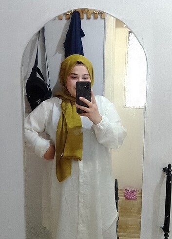 Beyaz renk pantolonlu takım