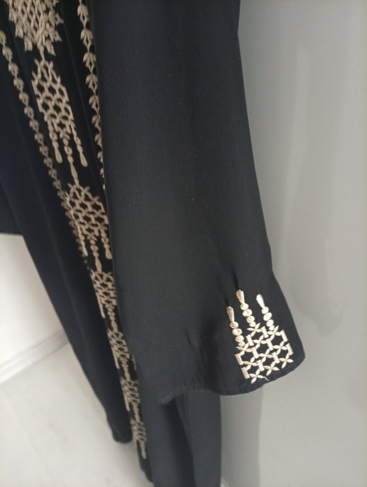 Siyah Nakışlı Uzun Kadın Elbise - Görsel 3