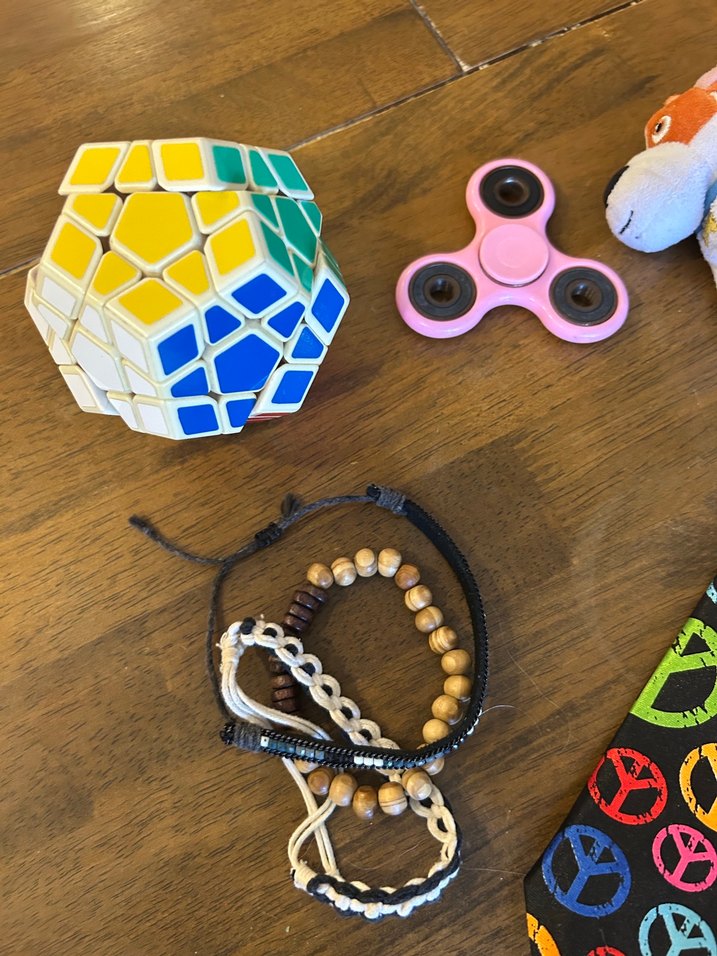 Çeşitli oyuncaklar, bileklikler ve Kravat - Görsel 3