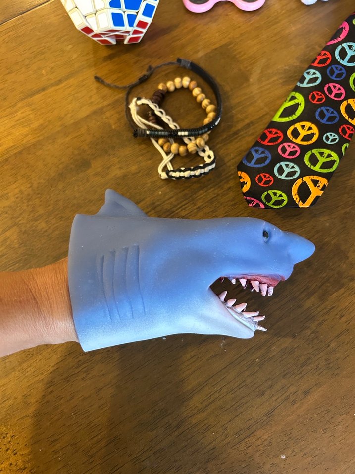 Çeşitli oyuncaklar, bileklikler ve Kravat - Görsel 2