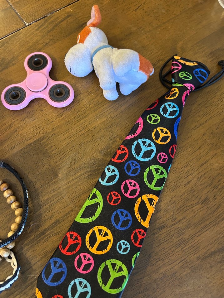 Çeşitli oyuncaklar, bileklikler ve Kravat - Görsel 4