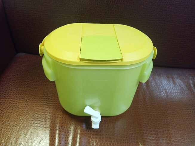 Tupperware su sebili