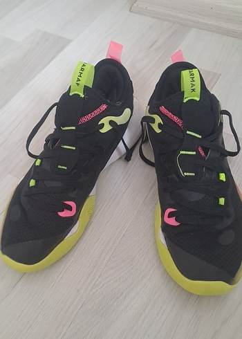 Decathlon Renkli Baskili Bagcikli Basketbol Ayakkabisi