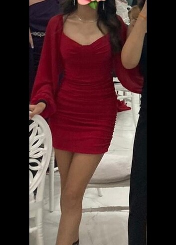Kırmızı elbise