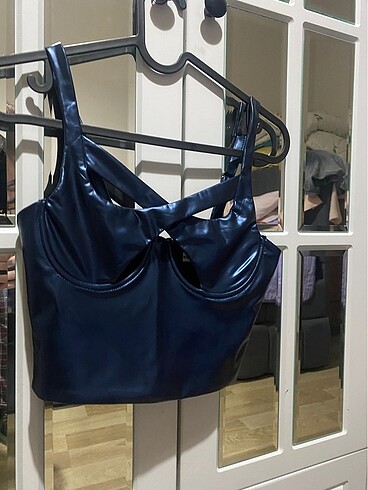 parlak görünümlü bershka crop