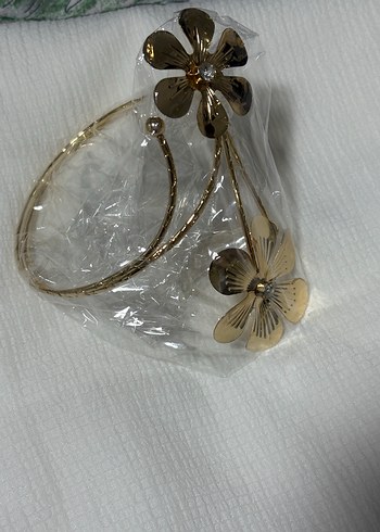 Altın Renkli Çiçek Desenli Kadın El Zinciri - Görsel 2