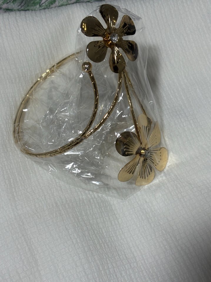 Altın Renkli Çiçek Desenli Kadın El Zinciri - Görsel 2