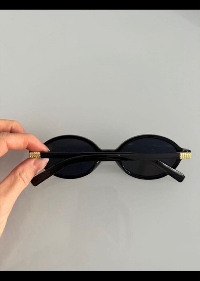 miu miu oval siyah güneş gözlüğü - Görsel 4