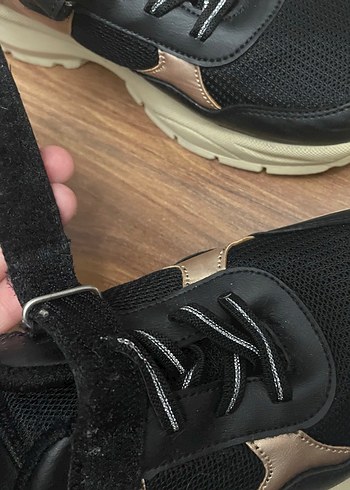 Kız Çocuk Parlak Siyah Cırtlı Spor Ayakkabı - Görsel 3