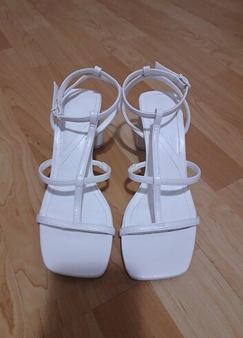 38 Beden beyaz Renk Bershka beyaz sandalet