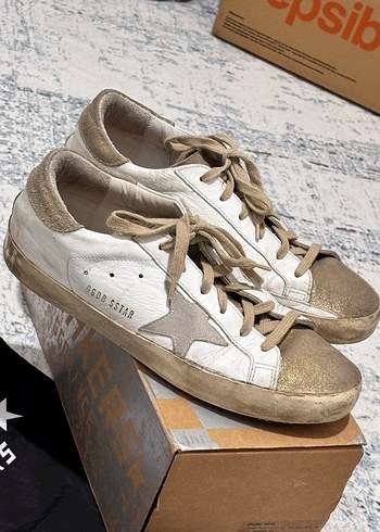 Golden Goose Deluxe Golden goose