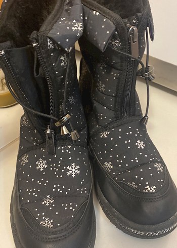 Kız Çocuk Siyah Kar Desenli Kaymaz Bot - Görsel 2