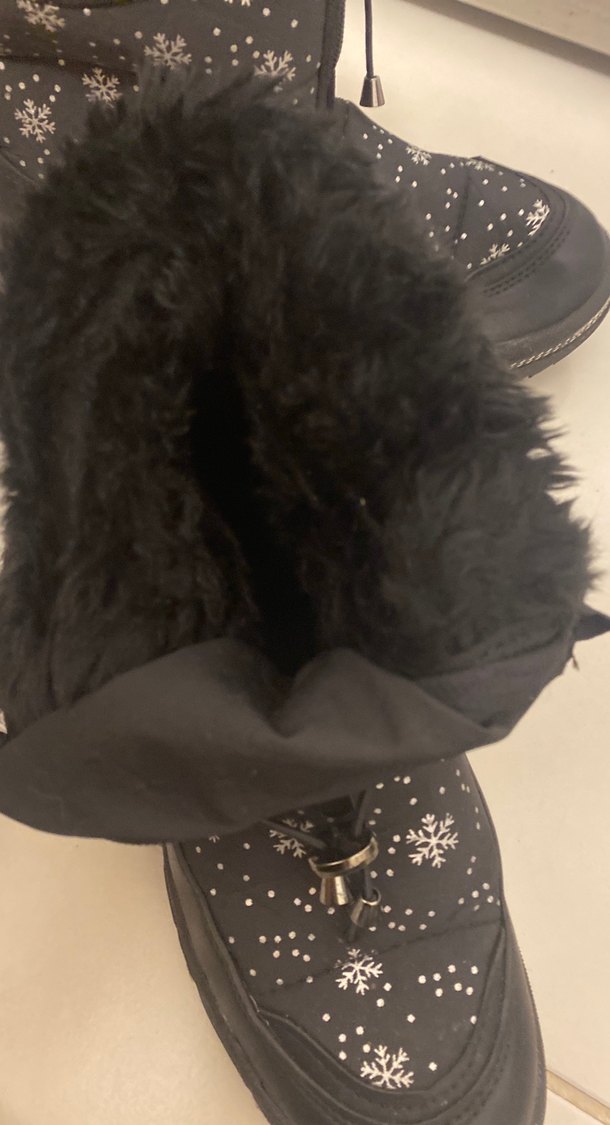 Kız Çocuk Siyah Kar Desenli Kaymaz Bot - Görsel 5