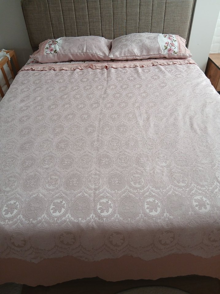 Nakışlı Pembe Yatak Örtüsü - Görsel 2
