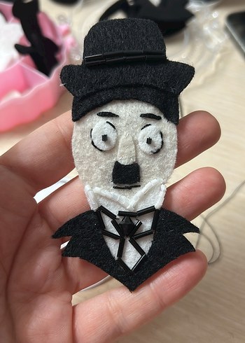 İşlemeli özel yapım Charlie Chaplin ve Audrey hepburn broş - Görsel 4