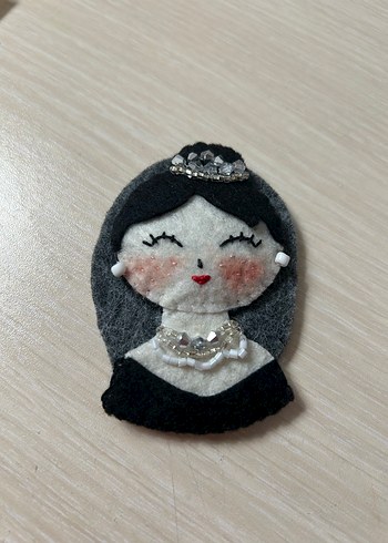 İşlemeli özel yapım Charlie Chaplin ve Audrey hepburn broş - Görsel 2