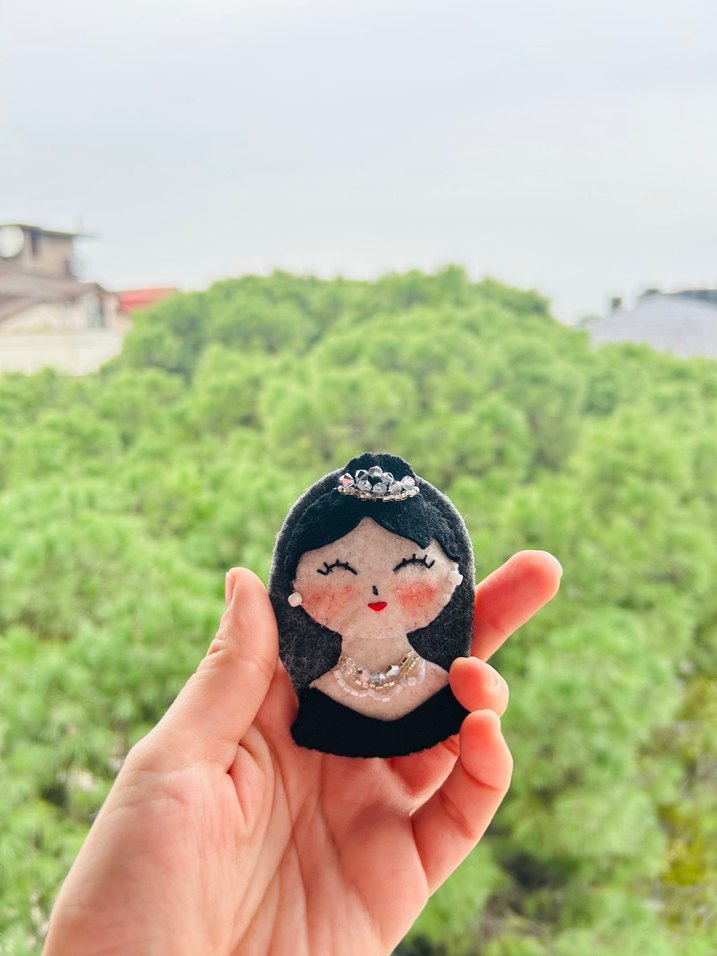 İşlemeli özel yapım Charlie Chaplin ve Audrey hepburn broş - Görsel 5