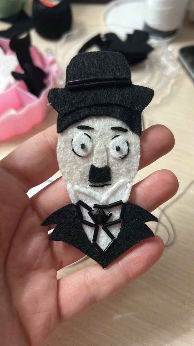 İşlemeli özel yapım Charlie Chaplin ve Audrey hepburn broş - Görsel 4