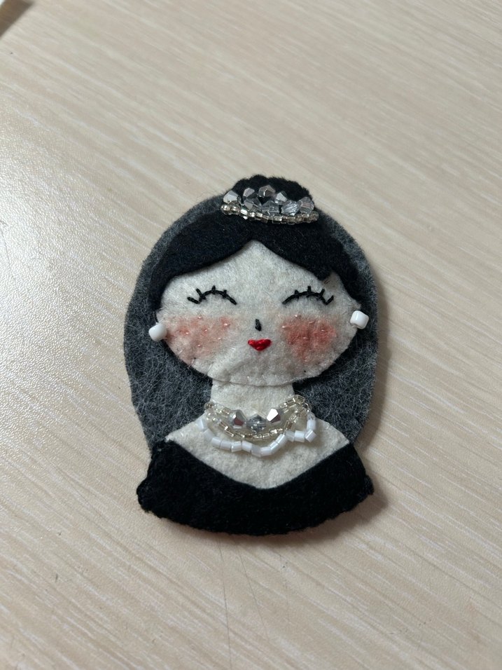 İşlemeli özel yapım Charlie Chaplin ve Audrey hepburn broş - Görsel 2