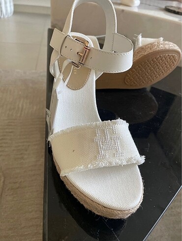 39 Beden Tommy Hilfiger Dolgu Topuk Ayakkabı
