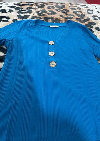 Düğmeli V Yakalı Mavi Kadın Tişört - Görsel 2