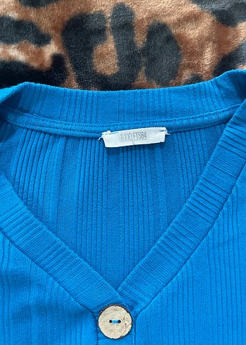 Düğmeli V Yakalı Mavi Kadın Tişört - Görsel 3