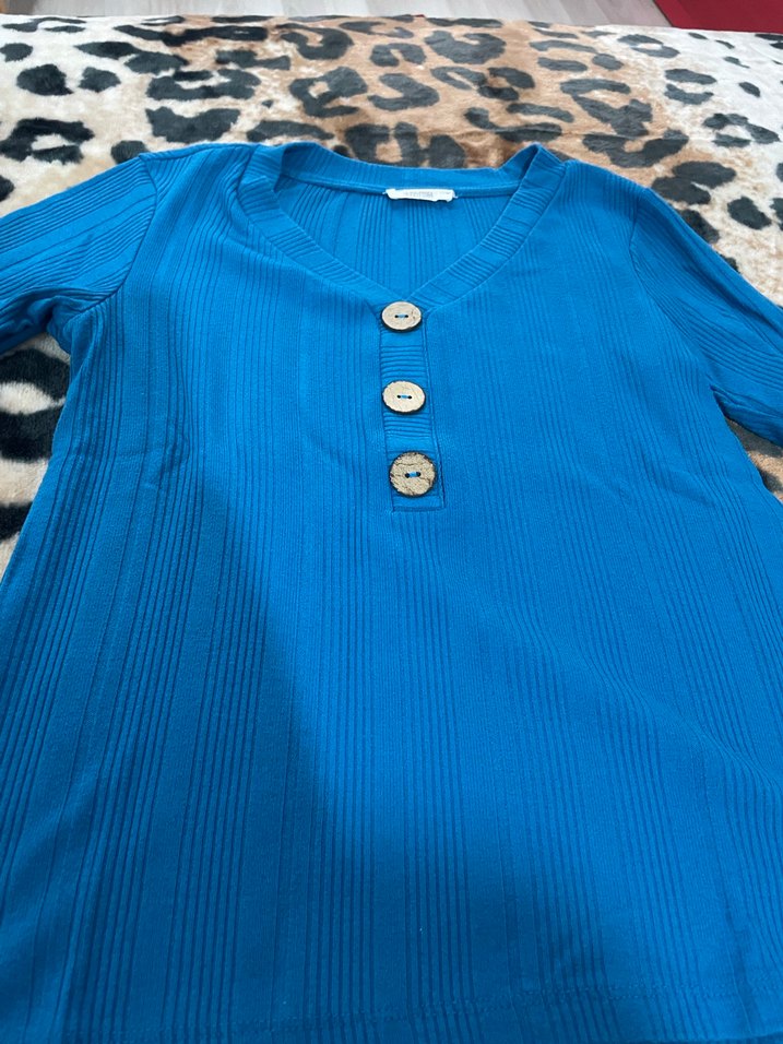 Düğmeli V Yakalı Mavi Kadın Tişört - Görsel 2