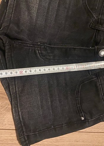 Düğmeli Siyah Mini Kadın Denim Şort - Görsel 3