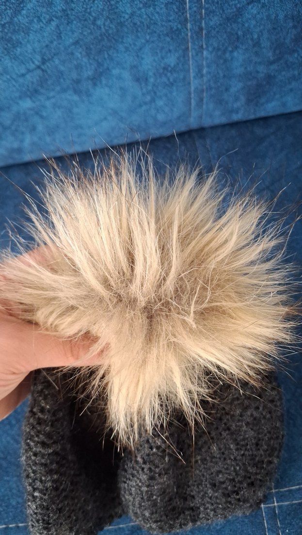 Siyah Kürklü Kadın Bere - Görsel 3