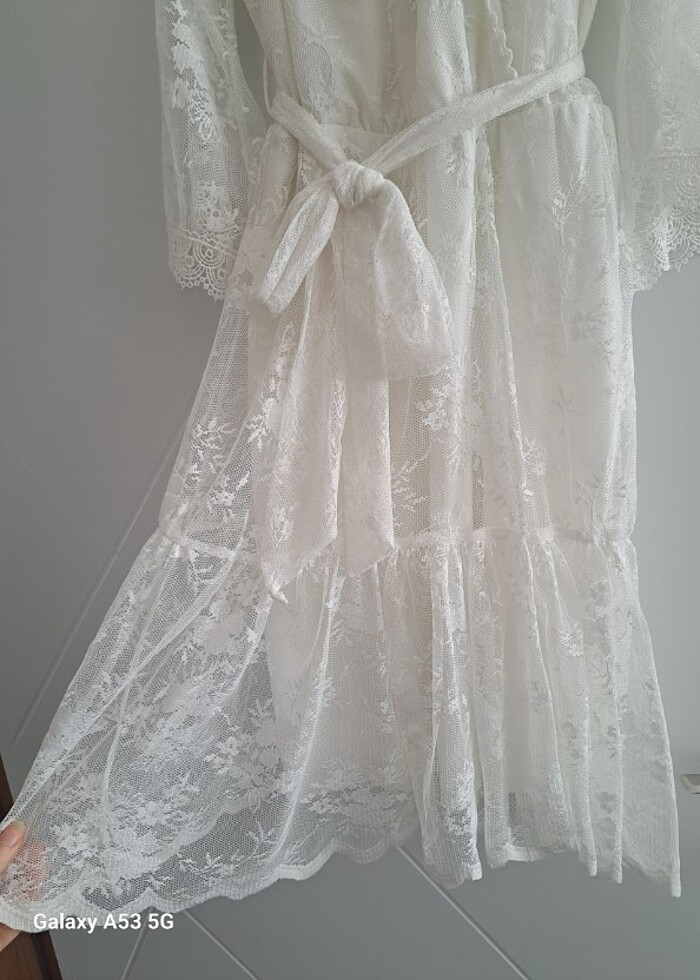 Beyaz Dantelli elbise Nikahlarda tercih edilebilen bir modeldir. - Görsel 2