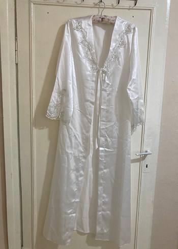 İşlemeli Beyaz Uzun Kadın Sabahlık - Görsel 2