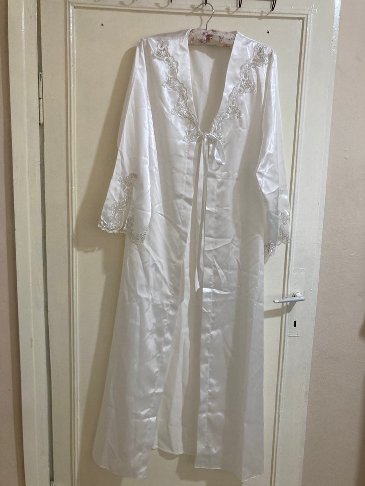 İşlemeli Beyaz Uzun Kadın Sabahlık - Görsel 2