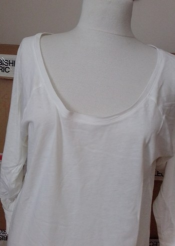 Uzun Kollu Beyaz Tişörtü - Görsel 2