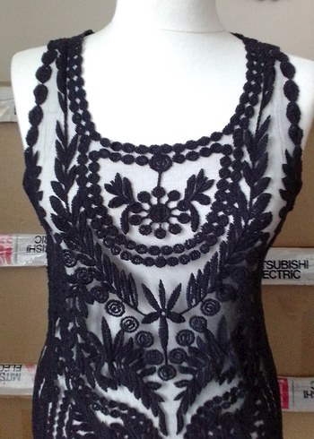 Dantel İşlemeli Siyah Kolsuz Midi Yelek - Görsel 2