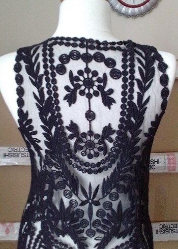 Dantel İşlemeli Siyah Kolsuz Midi Yelek - Görsel 8