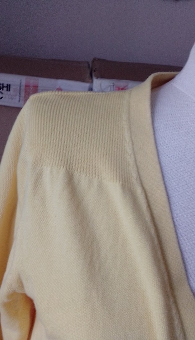 Sarı V Yaka Pamuklu Düğmeli Hırka - Görsel 4