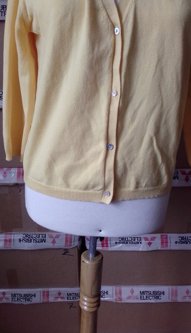 Sarı V Yaka Pamuklu Düğmeli Hırka - Görsel 3