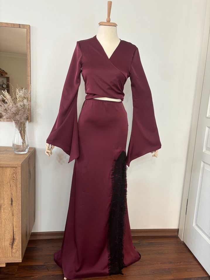 Bordo Uzun yırtmaçlı etek ve bağlama detaylı bluz - Görsel 5