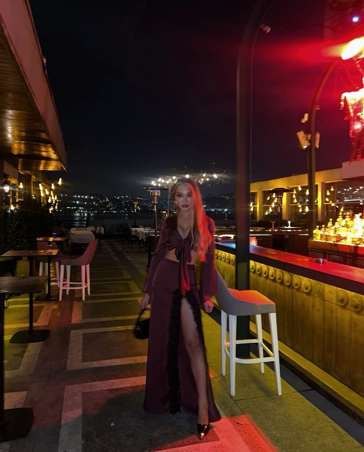 Bordo Uzun yırtmaçlı etek ve bağlama detaylı bluz - Görsel 3