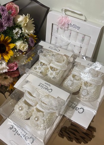 Kız Bebek Beyaz Örgü Dantelli Nakışlı Patik - Görsel 2