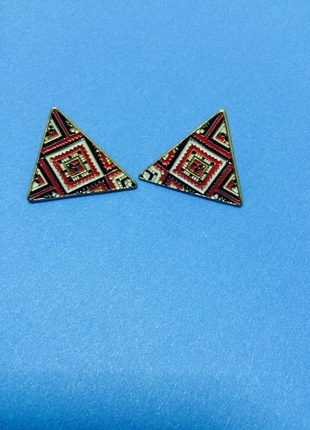 Üçgen küpe