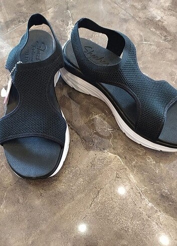 41 Beden siyah Renk Skechers sandalet 